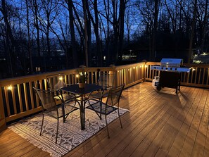 Outdoor dining - 🏔Mountain retreat⛷ 400Mbps | Hot Tub | BBQ | Pets | Deck | 3300ft2 | King Bed (McGaheysville)