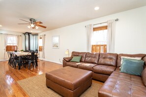 Smart TV, fireplace, table football, books - 🏔Mountain retreat⛷ 400Mbps | Hot Tub | BBQ | Pets | Deck | 3300ft2 | King Bed (McGaheysville)