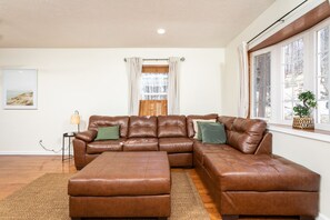 Smart TV, fireplace, table football, books - 🏔Mountain retreat⛷ 400Mbps | Hot Tub | BBQ | Pets | Deck | 3300ft2 | King Bed (McGaheysville)