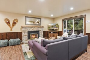 House, Multiple Beds, Fireplace, Golf View | Living room | 40-inch TV with digital channels, fireplace