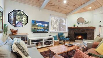 House, Multiple Beds, Balcony, Mountain View (Pino Point) | Living area | 50-inch flat-screen TV with digital channels, fireplace