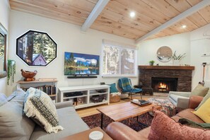 Casa, varias camas, balcón, vista a la montaña (Pino Point) | Área de sala de estar | Televisión de pantalla plana de 50 pulgadas con canales digitales 