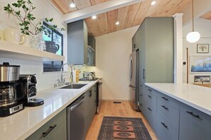 Casa, varias camas, balcón, vista a la montaña (Pino Point) | Cocina privada | Refrigerador, microondas, horno y parrilla de estufa 