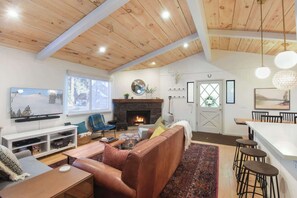 House, Multiple Beds, Balcony, Mountain View (Pino Point) | Living area | 50-inch flat-screen TV with digital channels, fireplace
