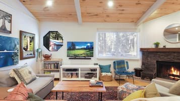 Rumah, Beberapa Tempat Tidur, balkon, pemandangan gunung (Pino Point) | Area keluarga | Televisi layar datar 50-inci dengan saluran TV digital dan perapian