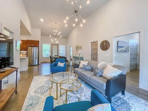 Ferienhaus, Mehrere Betten, Balkon | Wohnzimmer | 40-Zoll-Fernseher mit Digitalempfang