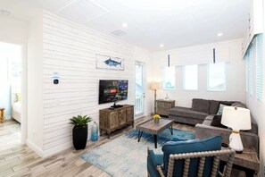 บ้านพัก, หลายเตียง, ใช้สระว่ายน้ำได้, วิวสระว่ายน้ำ (Trade Winds Life) | บริเวณนั่งเล่น | ทีวี 40 นิ้ว พร้อมช่องดิจิตอล