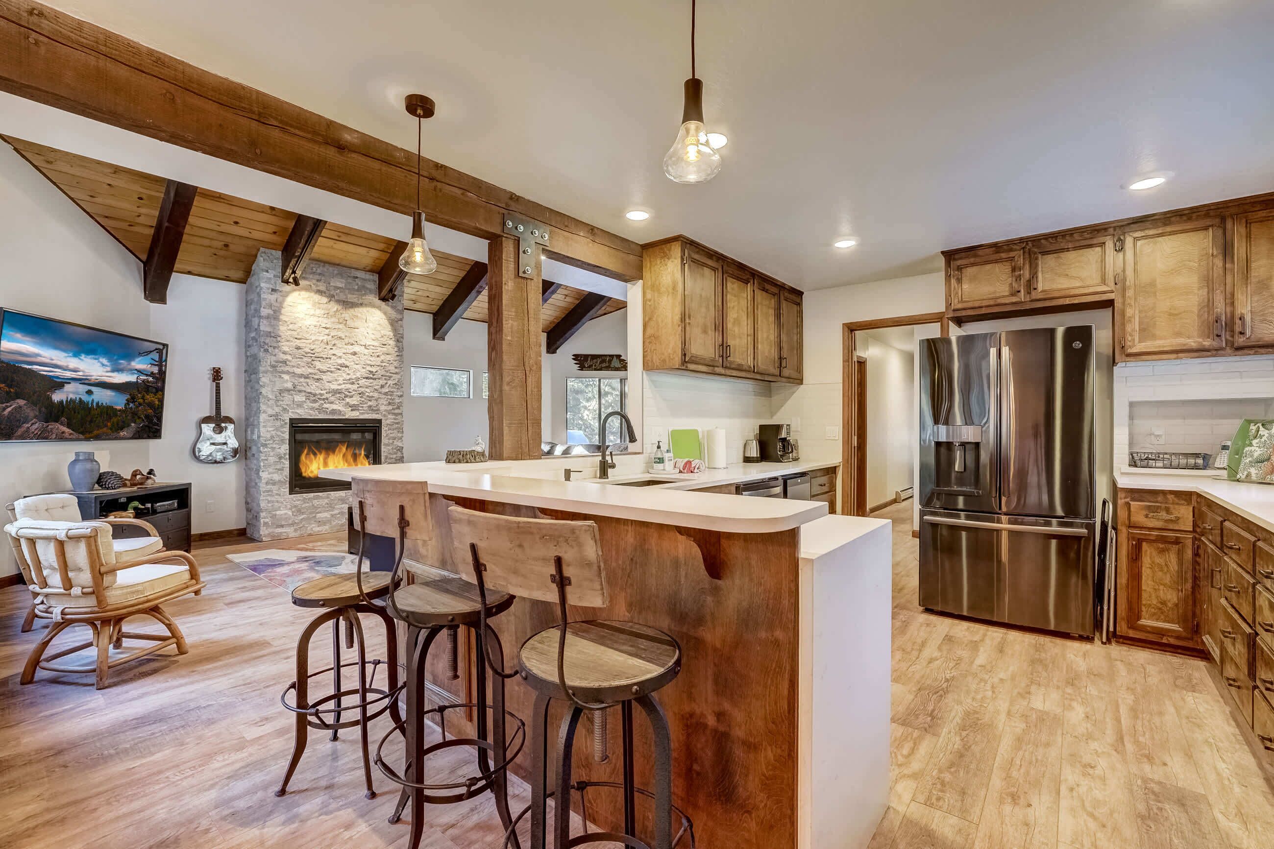 Nhà, nhiều giường, lò sưởi, quang cảnh núi (Singing Pines) | Bếp riêng | Tủ lạnh, lò vi sóng, lò nướng, bếp nấu 