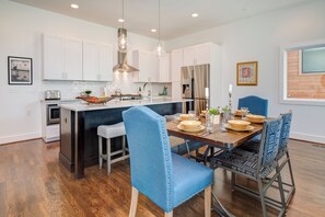 Fridge, microwave, oven, stovetop - Southern Song (Nashville)