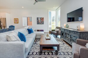 House, Multiple Beds, Kitchen, City View | Living room | TV - Southern Song (Nashville)