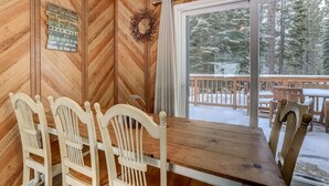 Dining - Whispering Pines Cabin - Family and pet Friendly Abode (South Lake Tahoe)