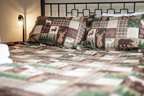 Rumah, Beberapa Tempat Tidur, patio, pemandangan gunung (Whispering Pines Cabin) | 2 kamar tidur dan didekorasi berbeda-beda