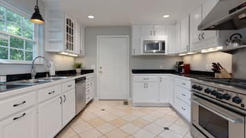Casa, varias camas, cocina | Cocina privada | Refrigerador, microondas, horno y parrilla de estufa