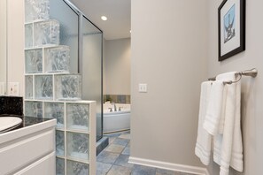 Casa, varias camas, cocina | Baño | Toallas 