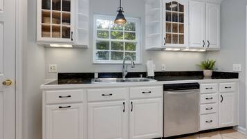 House, Multiple Beds, Kitchen | Private kitchen | Fridge, microwave, oven, stovetop