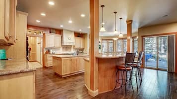 Rumah, Beberapa Tempat Tidur, patio, pemandangan gunung (Stunning Forest Retreat) | Dapur pribadi | Lemari es, microwave, oven, dan kompor