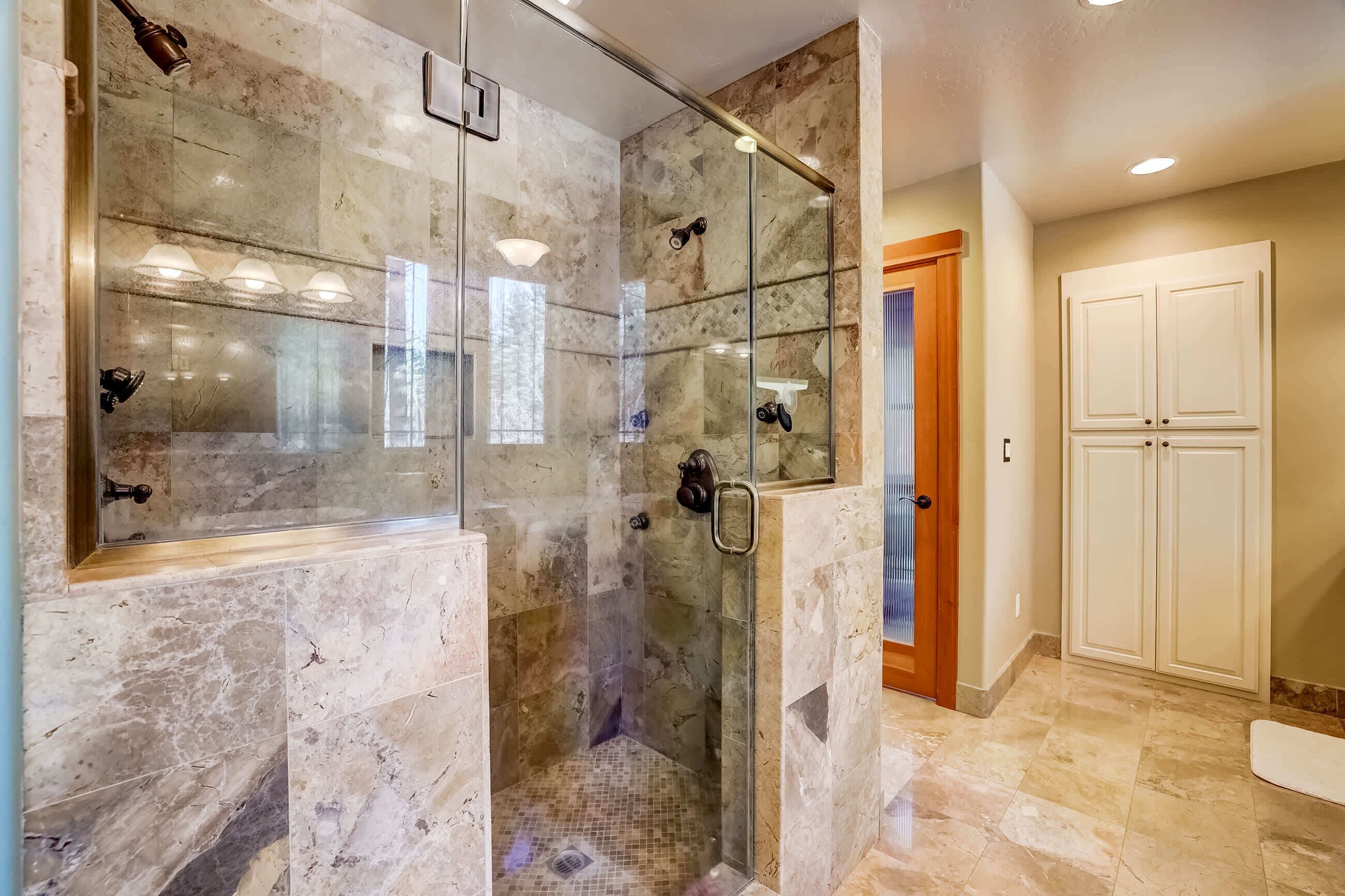 Maison, Plusieurs lits, patio, vue sur la montagne (Stunning Forest Retreat) | Salle de bain | Baignoire profonde, séchoir à cheveux, serviettes fournies