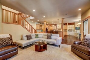 House, Multiple Beds, Patio, Mountain View (Stunning Forest Retreat) | Living area