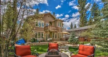 Stunning Forest Retreat - Walk to Upper Truckee River!