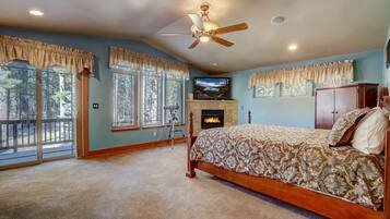 Rumah, Beberapa Tempat Tidur, patio, pemandangan gunung (Stunning Forest Retreat) | 4 kamar tidur dan didekorasi berbeda-beda