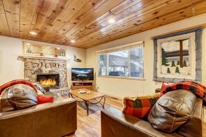 Living area - Come Snuggle Up at Cozy Bear Cabin! (South Lake Tahoe)