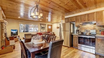 Kabin, Beberapa Tempat Tidur, patio, pemandangan gunung (Cozy Bear Cabin) | Dapur pribadi | Lemari es, microwave, oven, dan kompor