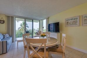Condo, 1 très grand lit et 1 canapé-lit, balcon, vue sur la plage | Cuisine privée | Réfrigérateur, four à micro-ondes, un four, surface de cuisson