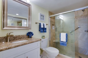 Condo, 1 très grand lit et 1 canapé-lit, balcon, vue sur la plage | Salle de bain