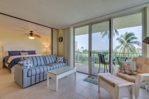 Condo, 1 très grand lit et 1 canapé-lit, balcon, vue sur la plage | Salle de séjour | Téléviseur