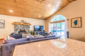 House, Multiple Beds, Hot Tub | Living room