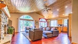 House, Multiple Beds, Hot Tub | Living room