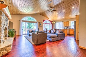 Maison, plusieurs lits, bain à remous | Salle de séjour | Télévision de 40 pouces avec chaînes numériques, cheminée