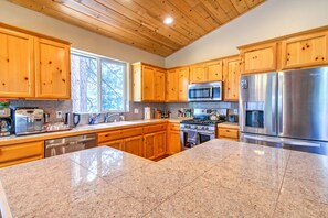 Maison, plusieurs lits, bain à remous | Cuisine privée | Réfrigérateur, micro-ondes, four, plaque de cuisson