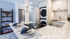 Condo, 1 cama Queen size y sofá cama, lanai, vista parcial al océano | Cocina privada