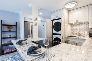Apartment, 1 Queen-Bett und Schlafsofa, Veranda, eingeschränkter Meerblick | Eigene Küche | Kühlschrank, Mikrowelle, Ofen, Herdplatte