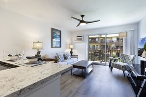 Apartment, 1 Queen-Bett und Schlafsofa, Veranda, eingeschränkter Meerblick | Wohnzimmer | 40-Zoll-Fernseher mit Digitalempfang