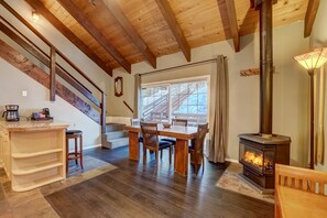 Living room - Heavenly Haven Near Boulder Lodge (Stateline)