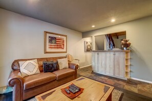 Living room - Heavenly Haven Near Boulder Lodge (Stateline)
