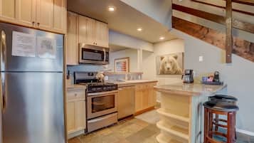 Cabin, Multiple Beds, Fireplace | Private kitchen | Fridge, microwave, oven, stovetop