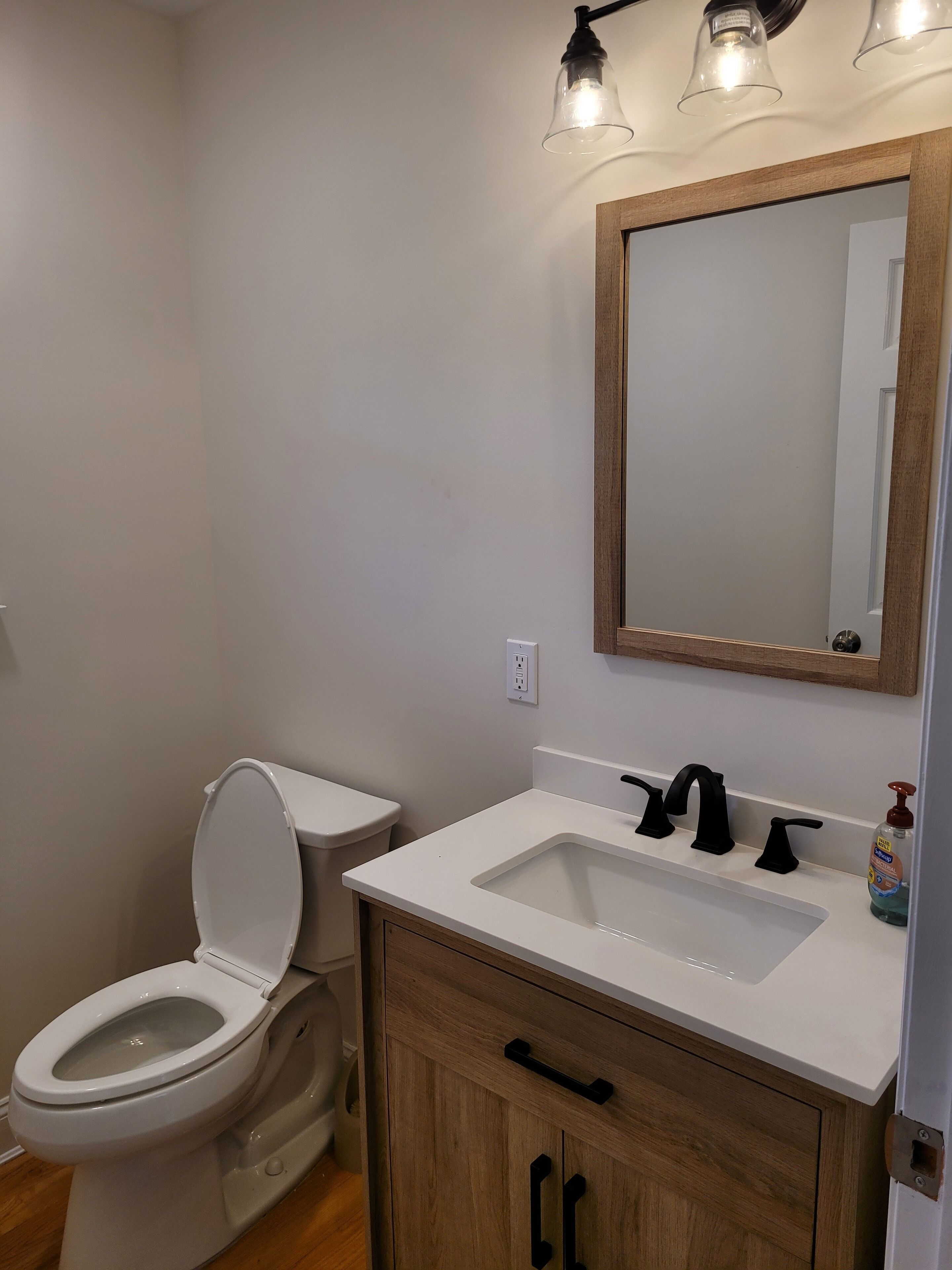 Peaceful and bright 4 bedroom getaway house-5 min from the beach!