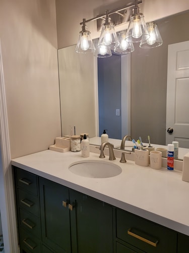 Peaceful and bright 4 bedroom getaway house-5 min from the beach!