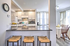 Fridge, microwave, stovetop, dishwasher - Peaceful Hurley Retreat ~ 1 Mi to Main Street (Hurley)
