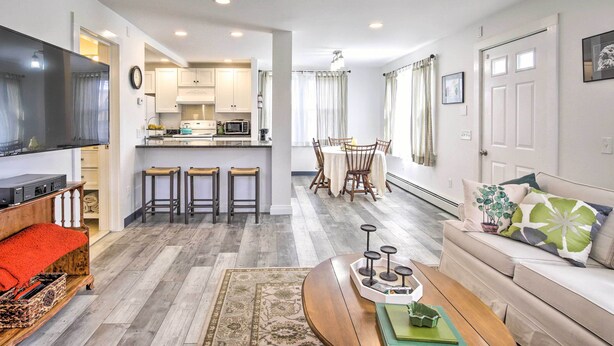 A modern apartment with a living room, dining area, and kitchen. - Peaceful Hurley Retreat ~ 1 Mi to Main Street (Hurley)