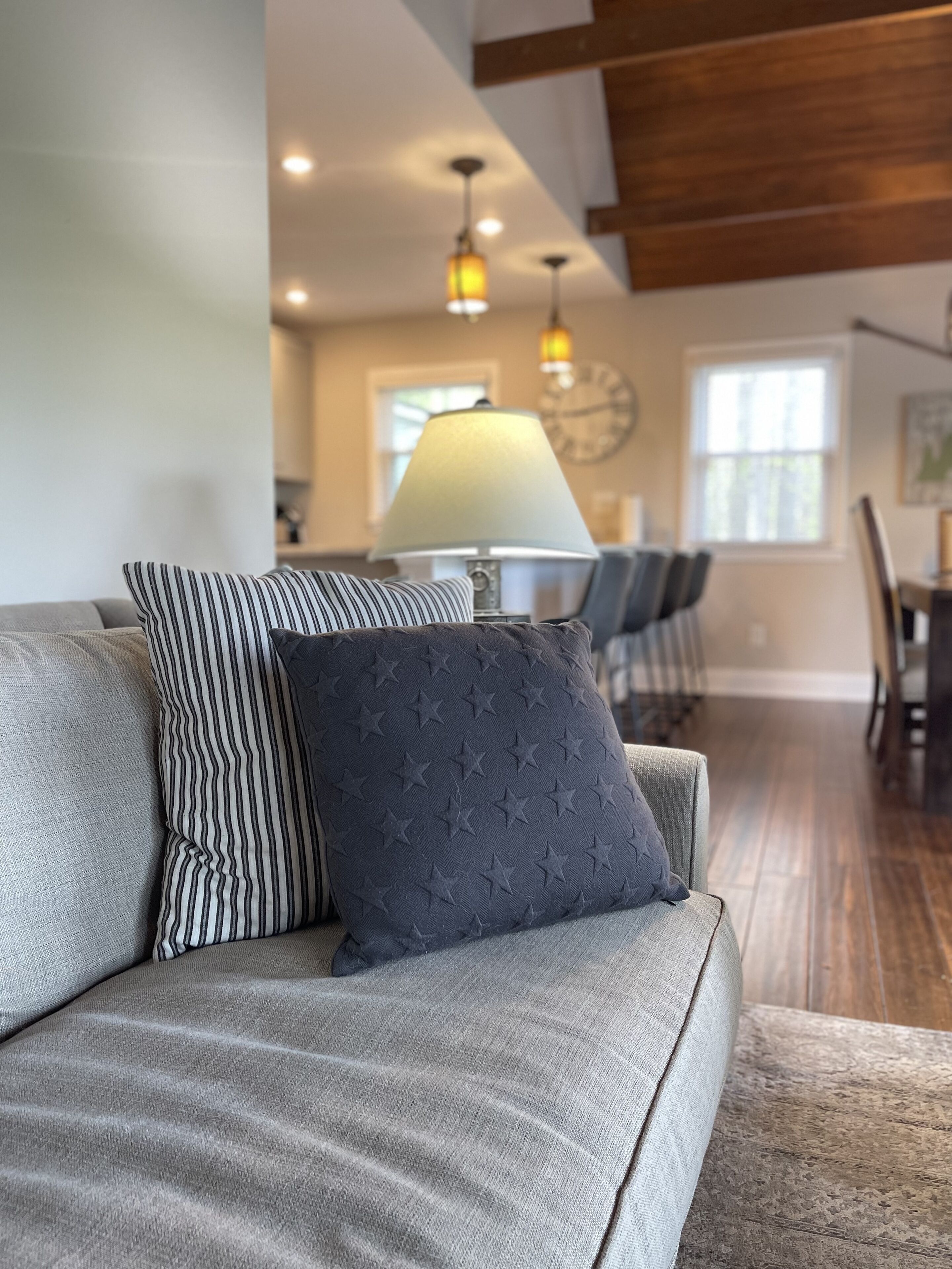 Smart TV, fireplace, books, stereo