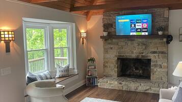 Smart TV, chimenea, libros y estéreo