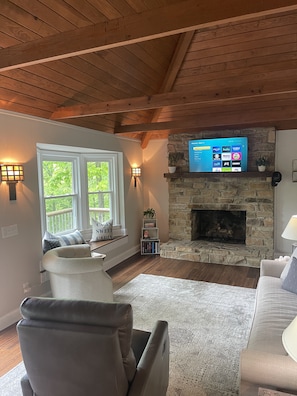 Smart TV, chimenea, libros y estéreo