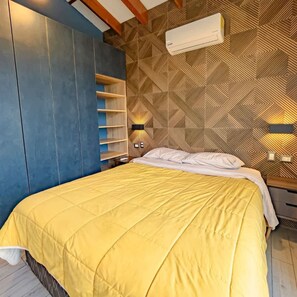 6 bedrooms, iron/ironing board, WiFi, bed sheets