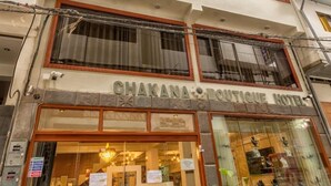 A multi-story building with a sign reading "Chakana Boutique Hotel". - Chakana Inn (Machu Picchu)