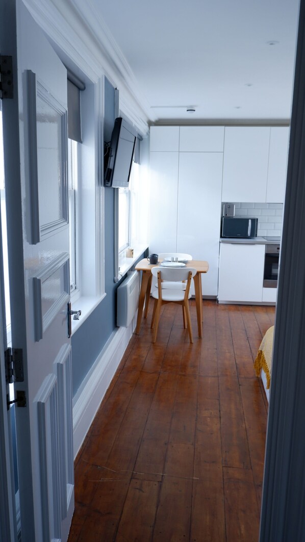 Appartement Ville, salle de bains privée, vue ville | Intérieur
