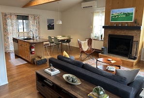 Smart TV, fireplace, books - Modern Cabin nestled between Catskills and Poconos (Lackawaxen)